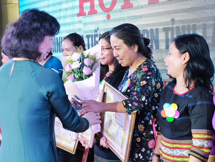 Hội LHPN tuyên dương các điển hình trong phong trào thi đua yêu nước giai đoạn 2015-2020. Ảnh: Hoàng Ngọc Hội LHPN tuyên dương các điển hình trong phong trào thi đua yêu nước giai đoạn 2015-2020. Ảnh: Hoàng Ngọc