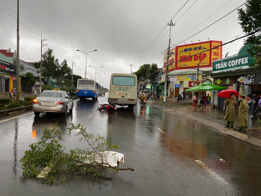  Tài xế xe ô tô đã đi lùi trên làn đường1 chiều gây ra vụ tai nạn thương tâm. Ảnh: Văn Ngọc