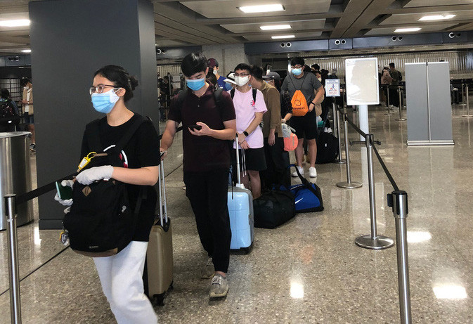 Người Việt tại Mỹ xếp hàng làm thủ tục một chuyến bay về nước hôm 10-8 Người Việt tại Mỹ xếp hàng làm thủ tục một chuyến bay về nước hôm 10-8