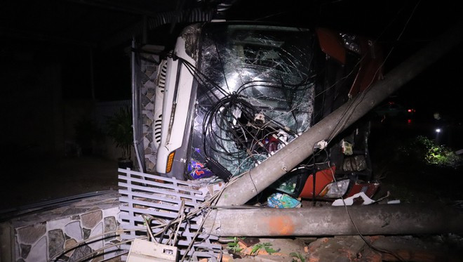 Phần đầu xe bị hư hỏng nặng sau khi tông liên hoàn vào cổng, hàng rào và trụ điện trước khi lật ngang - ẢNH: HOÀNG GIÁP Phần đầu xe bị hư hỏng nặng sau khi tông liên hoàn vào cổng, hàng rào và trụ điện trước khi lật ngang - ẢNH: HOÀNG GIÁP