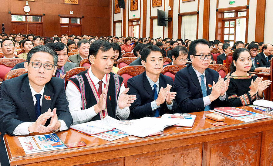 ác đại biểu vỗ tay chúc mừng Đại hội thành công tốt đẹp. Ảnh: Đức Thụy