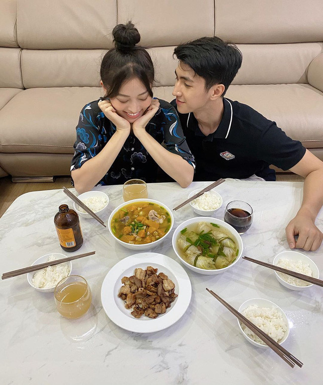Á hậu Phương Nga hạnh phúc bên bạn trai Bình An: “Bữa tối trông thì đơn giản mà nấu tận tiếng rưỡi”. Á hậu Phương Nga hạnh phúc bên bạn trai Bình An: “Bữa tối trông thì đơn giản mà nấu tận tiếng rưỡi”.