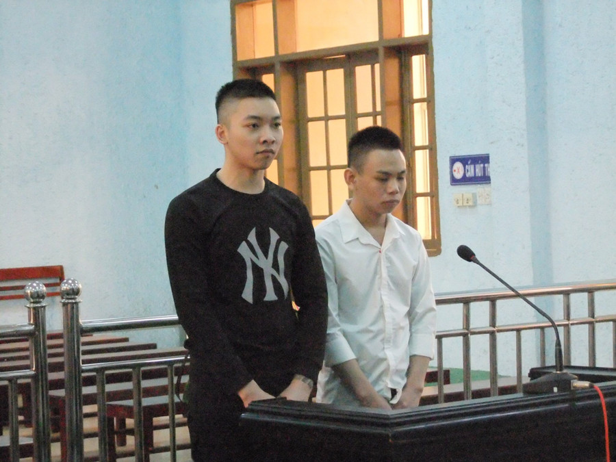 2 bị cáo Hoàng (trái) và Tuấn Anh tại phiên tòa. Ảnh: Văn Ngọc
