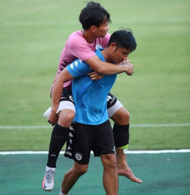 Văn Dũng bị đau ẢNH: VY KHÁNH