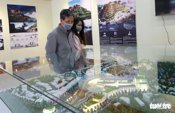 Người dân xem trưng bày các phương án quy hoạch Khu Đồi Dinh - Ảnh: ĐỨC THỌ