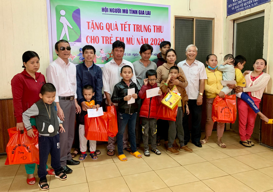 Đại diện Hội Người mủ tỉnh Gia Lai trao quà trung thu cho các cháu. Ảnh: Như Nguyện