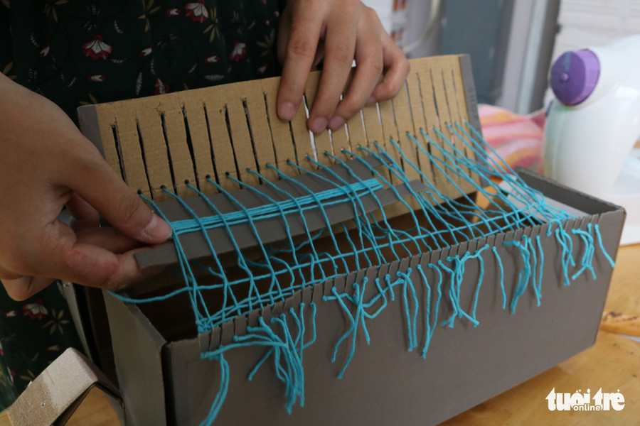 Để tăng năng suất và tạo việc làm cho nhiều chị em nội trợ, Kim Hằng đang sáng tạo các mô hình máy dệt để mọi người có thể tự làm ở nhà bằng những bọc nilông đã qua sử dụng - Ảnh: HOÀNG AN