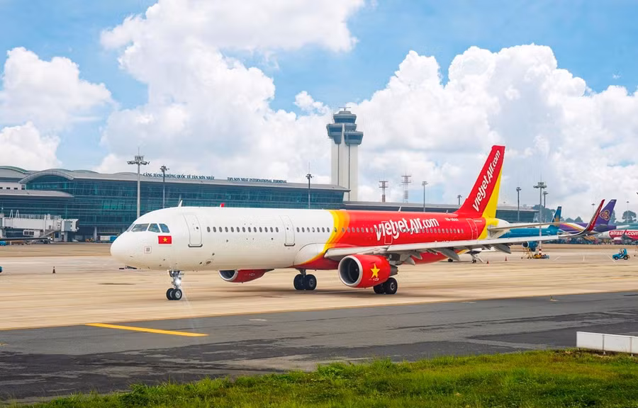 Hành khách sẽ có nhiều cơ hội đi lại du lịch mọi miền đất nước khi Vietjet bán vé máy bay ưu đãi giá rẻ. (Ảnh: CTV/Vietnam+)
