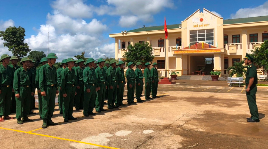 Quân nhân dự bị huấn luyện điều lệnh đội ngũ. Ảnh: Anh Huy