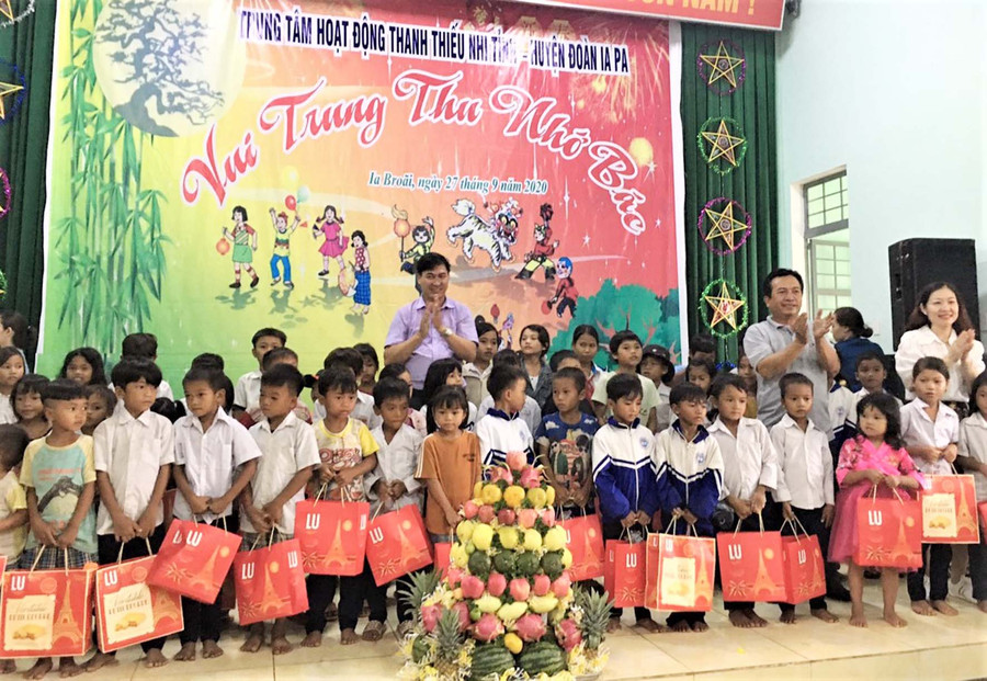  Trao quà Trung thu cho 150 thiếu nhi tại xã Ia Broăi (huyện Ia Pa, tỉnh Gia Lai). Ảnh: Hà Đức Thành
