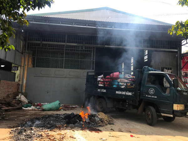 Gia đình anh Nguyễn Công Tín (phường Yên Thế, TP. Pleiku) dọn dẹp vệ sinh cơ sở chăn nuôi, chứa thức ăn gia súc vào chiều 1-6-2020. Ảnh: Lê Văn Ngọc