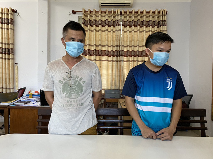 Trần Ngọc Trinh (trái) và Trần Đình Pháp tại cơ quan công an chiều ngày 5-9 Trần Ngọc Trinh (trái) và Trần Đình Pháp tại cơ quan công an chiều ngày 5-9