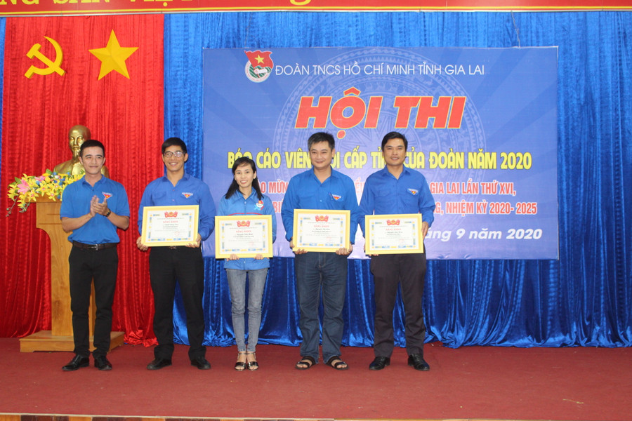 Ban tổ chức trao giải khuyến khích cho các báo cáo viên. Ảnh: Phan Lài