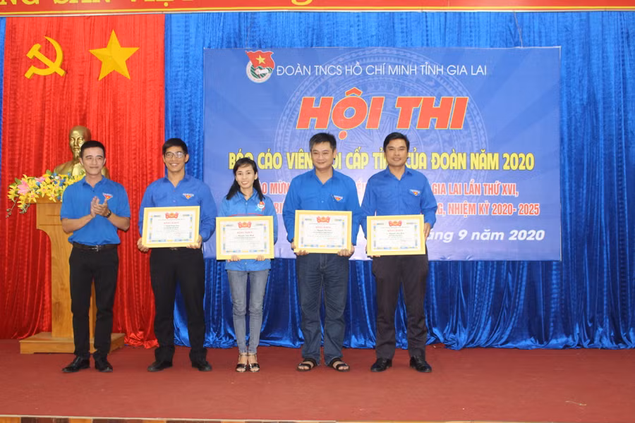 Ban tổ chức trao giải khuyến khích cho các báo cáo viên. Ảnh: Phan Lài