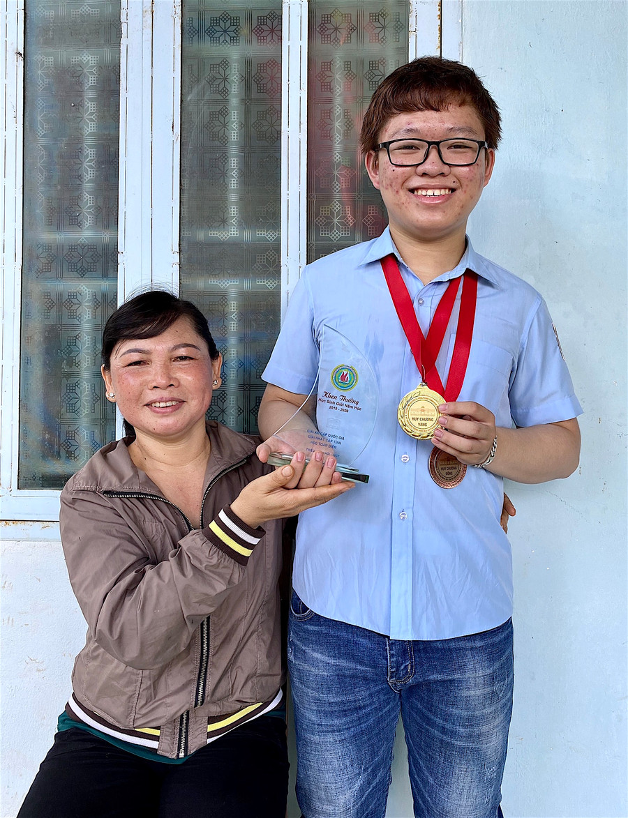 Khôi và mẹ phấn khởi bên những thành tích học tập mà em đã đạt được. Ảnh: Mộc Trà