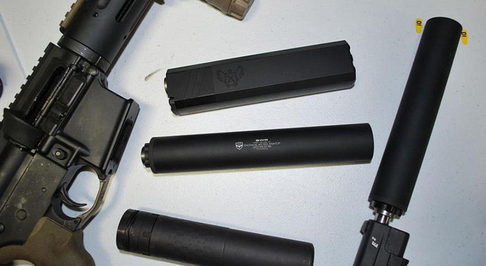 Các loại súng Silencerco Osprey 9, SWR Octane 45 and Silencerco Saker 5.56 cùng các vũ khí khác. Ảnh: SCOTT J. CROTEAU/MASSLIVE.COM  Các loại súng Silencerco Osprey 9, SWR Octane 45 and Silencerco Saker 5.56 cùng các vũ khí khác. Ảnh: SCOTT J. CROTEAU/MASSLIVE.COM