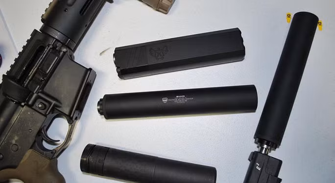  Các loại súng Silencerco Osprey 9, SWR Octane 45 and Silencerco Saker 5.56 cùng các vũ khí khác. Ảnh: SCOTT J. CROTEAU/MASSLIVE.COM