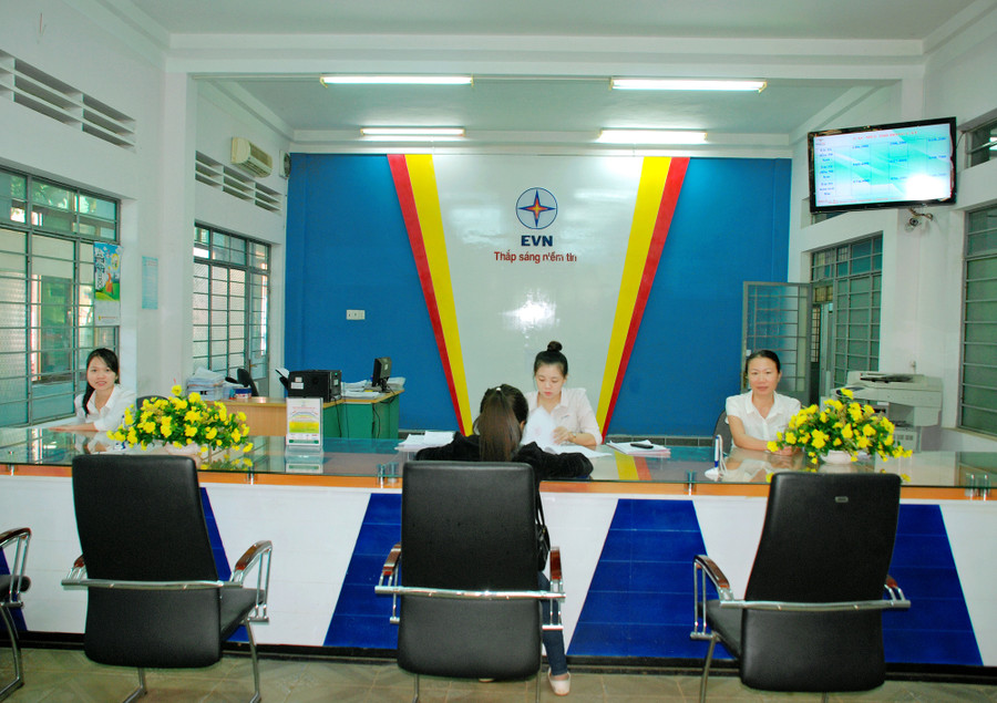 Khách hàng đến làm việc tại Phòng Giao tiếp khách hàng Điện lực Pleiku