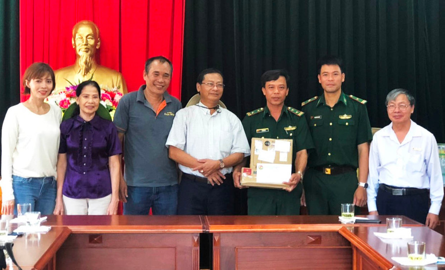  Ông Đoàn Minh Phụng-Trưởng ban Liên lạc tặng quà cho đơn vị. Ảnh: Anh Huy 