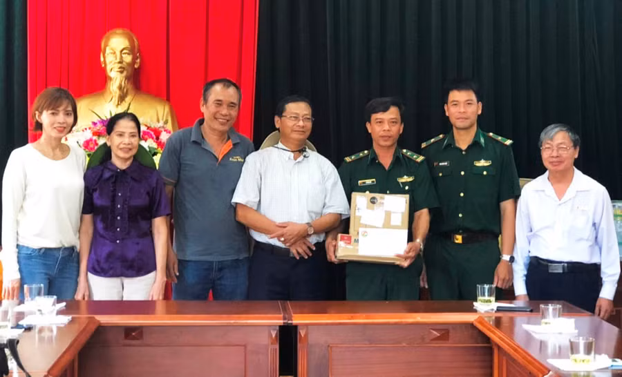  Ông Đoàn Minh Phụng-Trưởng ban Liên lạc tặng quà cho đơn vị. Ảnh: Anh Huy 