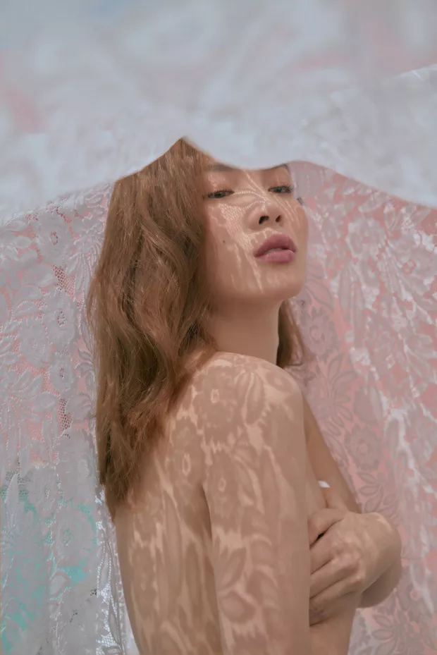 Yến Trang khiến các chị em phát hờn với những đường cong trên cơ thể.