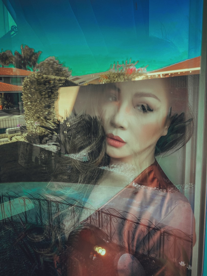 Cô đã xây dựng cho mình một hình ảnh gợi cảm, nhẹ nhàng và hơn hết là có giọng hát như “thấm vào tim gan” của một người từng trải. Chính vì vậy người hâm mộ cũng ưu ái gọi Minh Tuyết là “nữ hoàng nhạc tình” với hàng loạt những ca khúc hit.