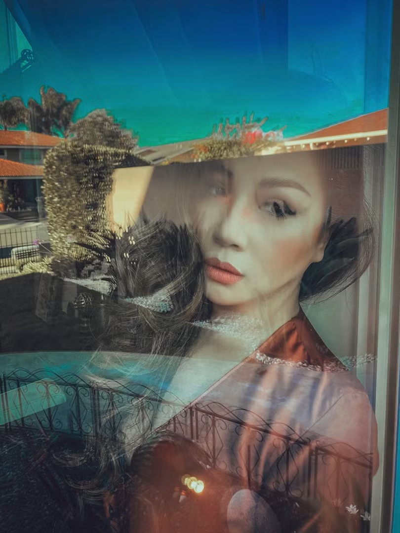 Cô đã xây dựng cho mình một hình ảnh gợi cảm, nhẹ nhàng và hơn hết là có giọng hát như “thấm vào tim gan” của một người từng trải. Chính vì vậy người hâm mộ cũng ưu ái gọi Minh Tuyết là “nữ hoàng nhạc tình” với hàng loạt những ca khúc hit.