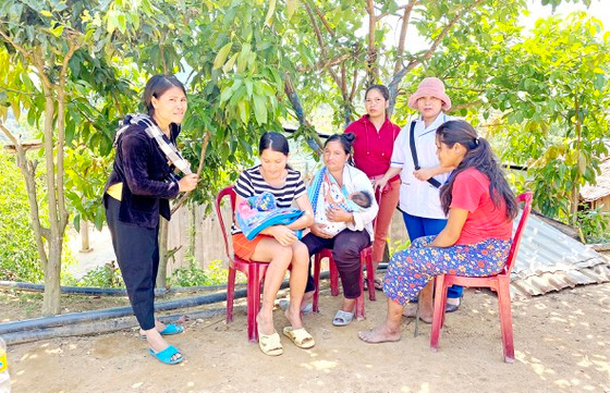 Hủ tục lâu đời của đồng bào Giẻ Triêng không cho phụ nữ sinh con trong nhà Hủ tục lâu đời của đồng bào Giẻ Triêng không cho phụ nữ sinh con trong nhà