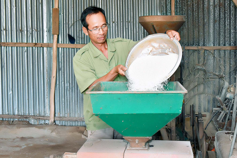 Sau 2 năm, gia đình ông Djung đã có thu nhập ổn định. Gia đình đã trả hết nợ vay và được Phòng Giao dịch Ngân hàng CSXH huyện tạo điều kiện cho vay tiếp 50 triệu đồng để phát triển sản xuất. Có vốn, gia đình đã mua máy xay xát gạo để phục vụ cho bà con trong làng. Đến nay, hộ ông Djung đã thoát nghèo; bình quân mỗi năm có thu nhập hơn 80 triệu đồng. Sau 2 năm, gia đình ông Djung đã có thu nhập ổn định. Gia đình đã trả hết nợ vay và được Phòng Giao dịch Ngân hàng CSXH huyện tạo điều kiện cho vay tiếp 50 triệu đồng để phát triển sản xuất. Có vốn, gia đình đã mua máy xay xát gạo để phục vụ cho bà con trong làng. Đến nay, hộ ông Djung đã thoát nghèo; bình quân mỗi năm có thu nhập hơn 80 triệu đồng.