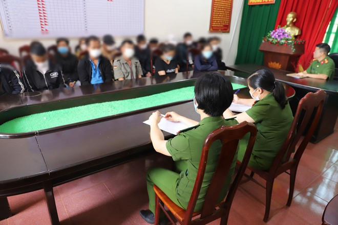 Các nghi phạm tại cơ quan điều tra ẢNH: PHAN BÁ