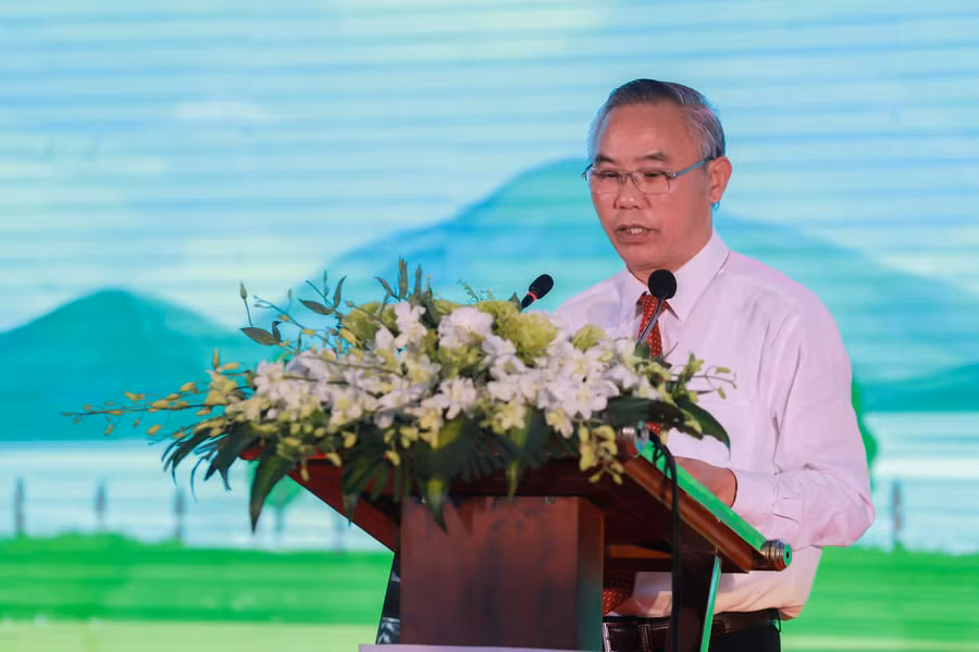 Thứ trưởng Bộ NNPTNT Phùng Đức Tiến phát biểu tại Lễ khởi công.
