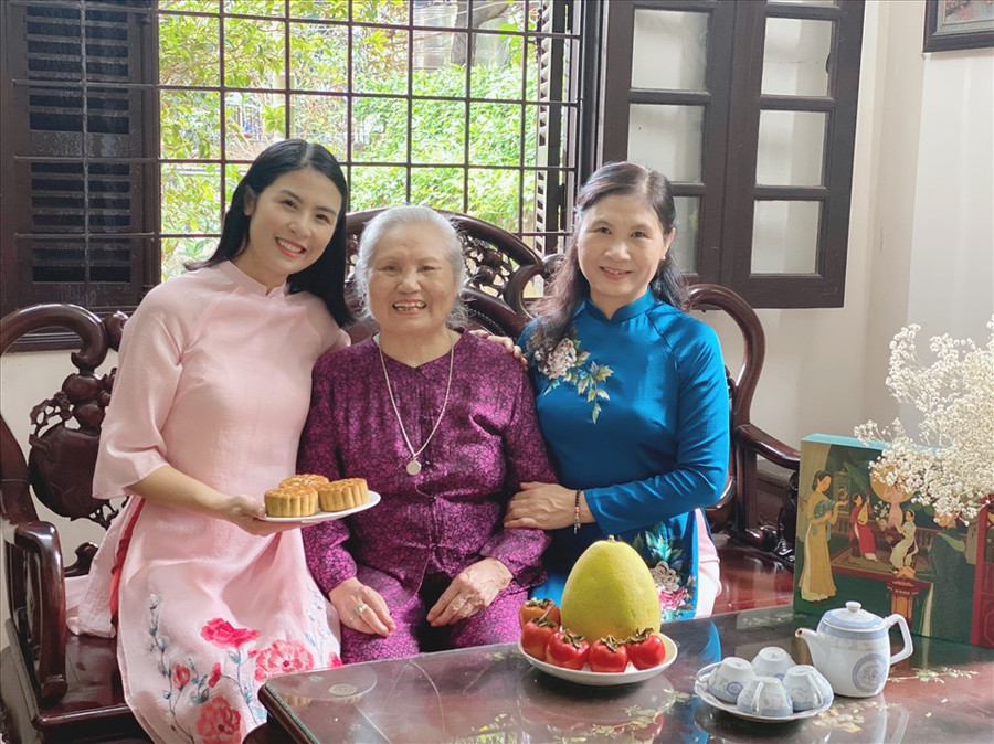 Hoa hậu Ngọc Hân hạnh phúc khi được bà ngoại và mẹ dành lời khen bởi khả năng nội trợ ngày càng “lên tay“. Ảnh: NVCC.