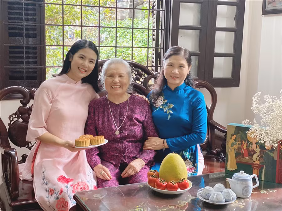 Hoa hậu Ngọc Hân hạnh phúc khi được bà ngoại và mẹ dành lời khen bởi khả năng nội trợ ngày càng “lên tay“. Ảnh: NVCC.