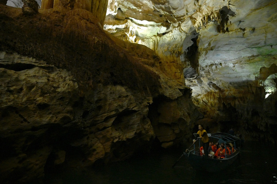 Thạch nhũ trong động luôn đa dạng và nhiều hình tượng khác nhau, tạo nên sự tò mò cho du khách. Thạch nhũ trong động luôn đa dạng và nhiều hình tượng khác nhau, tạo nên sự tò mò cho du khách.