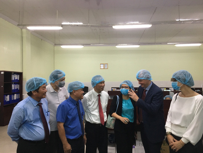 Thứ trưởng Bộ NNPTNT Phùng Đức Tiến tham quan nhà máy chế biến tôm của Tập đoàn Thông Thuận tại Ninh Thuận. Ảnh: D.V Thứ trưởng Bộ NNPTNT Phùng Đức Tiến tham quan nhà máy chế biến tôm của Tập đoàn Thông Thuận tại Ninh Thuận. Ảnh: D.V