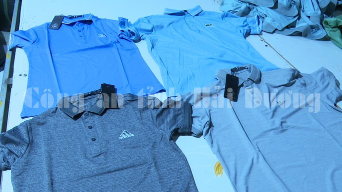  Thành phẩm giả nhãn hiệu các hãng thời trang nổi tiếng như Adidas, Nike, Lacoste, Gucci - Ảnh: Công an tỉnh Hải Dương