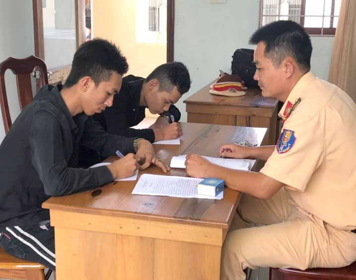 Đức và Ngọc khai nhận đã làm theo trào lưu trên mạng xã hội. Ảnh: Văn Ngọc