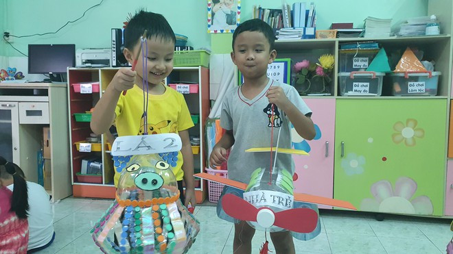 Ngộ nghĩnh với lồng đèn con heo, máy bay ẢNH: TẤN ĐẠT