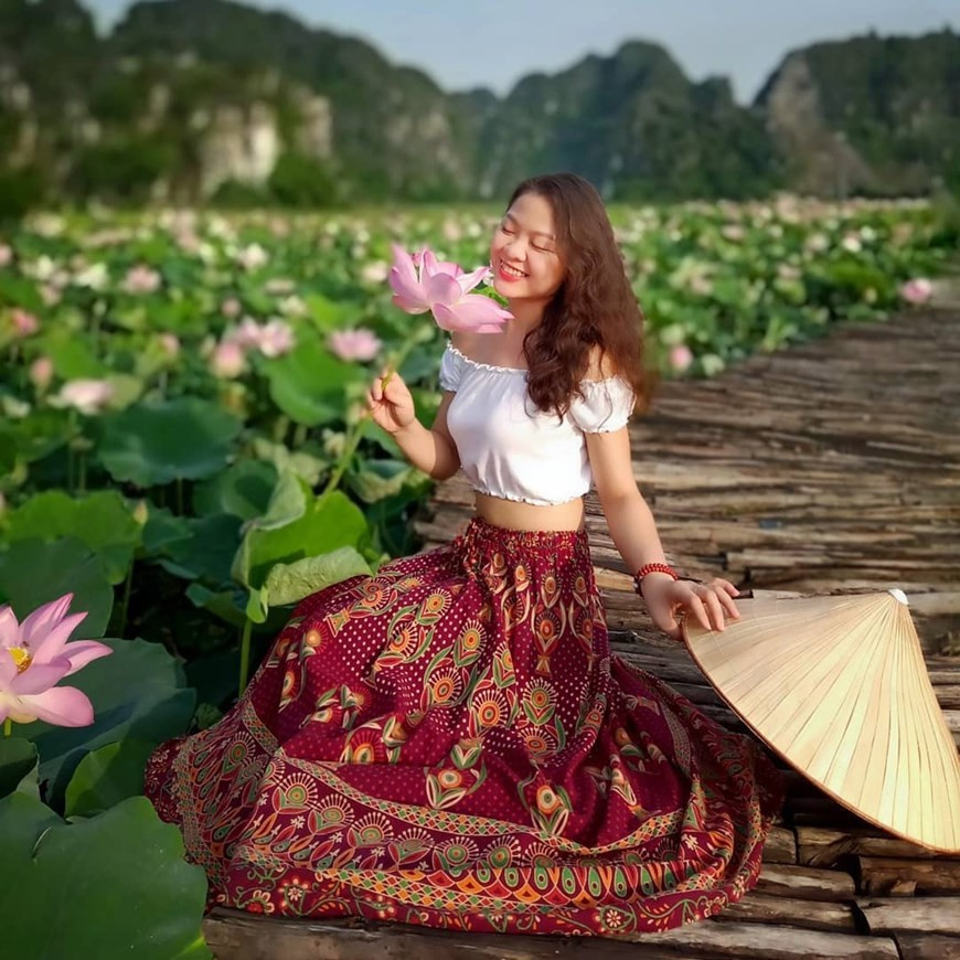 Rộng 1ha, hồ sen này đến nay vẫn nở rộ vì giống sen đặc biệt được trồng ở đây. (Ảnh: CTV/Vietnam+) Rộng 1ha, hồ sen này đến nay vẫn nở rộ vì giống sen đặc biệt được trồng ở đây. (Ảnh: CTV/Vietnam+)