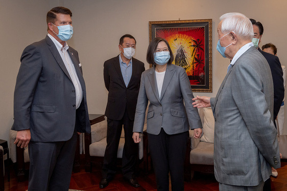 Nhà lãnh đạo Đài Loan Thái Anh Văn (giữa), thứ trưởng ngoại giao Mỹ Keith Krach (bìa trái) và nhà sáng lập Công ty sản xuất chip bán dẫn Đài Loan (TSMC) Morris Chang trong sự kiện gặp gỡ phái đoàn công tác của Mỹ tại Đài Bắc, Đài Loan ngày 18-9-2020 - Ảnh: REUTERS Nhà lãnh đạo Đài Loan Thái Anh Văn (giữa), thứ trưởng ngoại giao Mỹ Keith Krach (bìa trái) và nhà sáng lập Công ty sản xuất chip bán dẫn Đài Loan (TSMC) Morris Chang trong sự kiện gặp gỡ phái đoàn công tác của Mỹ tại Đài Bắc, Đài Loan ngày 18-9-2020 - Ảnh: REUTERS