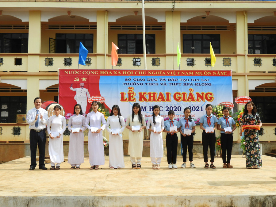 Trưởng Ban Dân vận Tỉnh ủy Võ Thanh Hùng trao học bổng Nay Der cho học sinh Trường THCS và THPT Kpă Klơng. Ảnh: Thanh Nhật