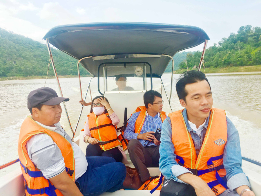 Khi lên ca nô, khách du lịch đều được trang bị áo phao để đảm bảo an toàn. Dịch vụ ca nô đưa du khách thưởng ngoạn phong cảnh ven hồ có giá khoảng 600.000 đồng/chuyến cho 10 người Khi lên ca nô, khách du lịch đều được trang bị áo phao để đảm bảo an toàn. Dịch vụ ca nô đưa du khách thưởng ngoạn phong cảnh ven hồ có giá khoảng 600.000 đồng/chuyến cho khoảng 10 người