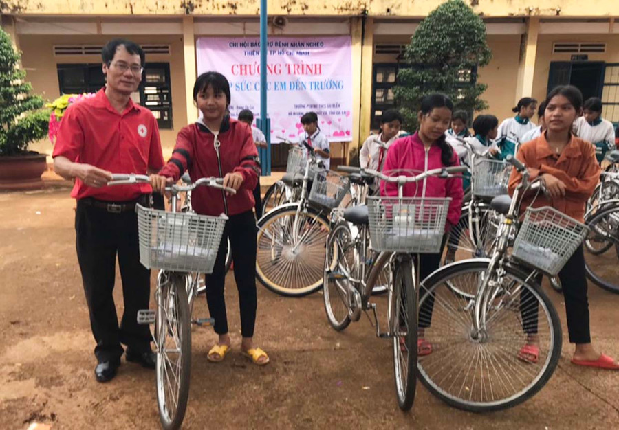 Tặng xe đạp cho học sinh nghèo vượt khó của Trường Phổ thông Dân tộc bán trú THCS Siu Blễh. Ảnh: Hồng Ngọc Tặng xe đạp cho HS nghèo vượt khó của Trường phổ thông dân tộc bán trú THCS Siu Blễh. Ảnh: Hồng Ngọc