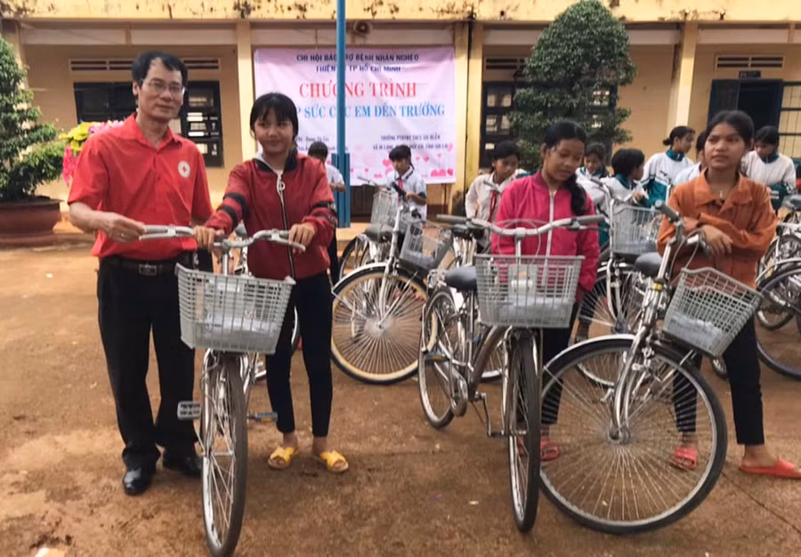  Tặng xe đạp cho HS nghèo vượt khó của Trường phổ thông dân tộc bán trú THCS Siu Blễh. Ảnh: Hồng Ngọc