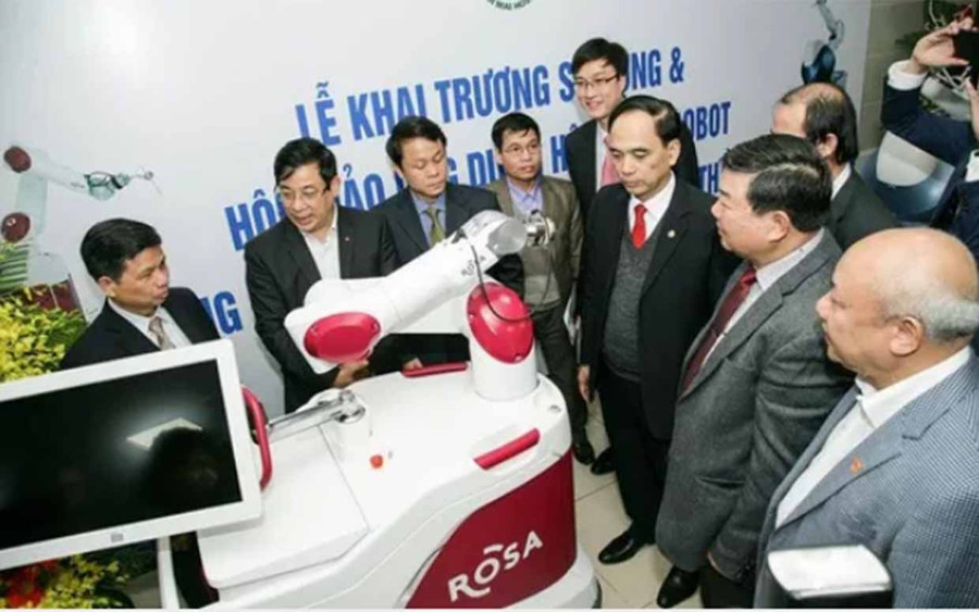 Robot Rosa dùng trong phẫu thuật thần kinh, được sử dụng tại Bệnh viện Bạch Mai từ ngày 1-3-2017 bằng hình thức liên kết, 