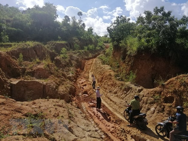 Tuyến đường từ trung tâm xã Hra về làng Đê Kôn. (Ảnh: Hồng Điệp/TTXVN)