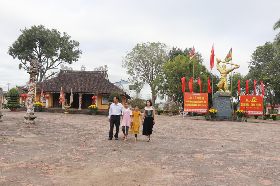 Người dân tham quan quần thể di tích lịch sử-văn hóa Tây Sơn Thượng đạo. Ảnh: Nguyễn Quang 