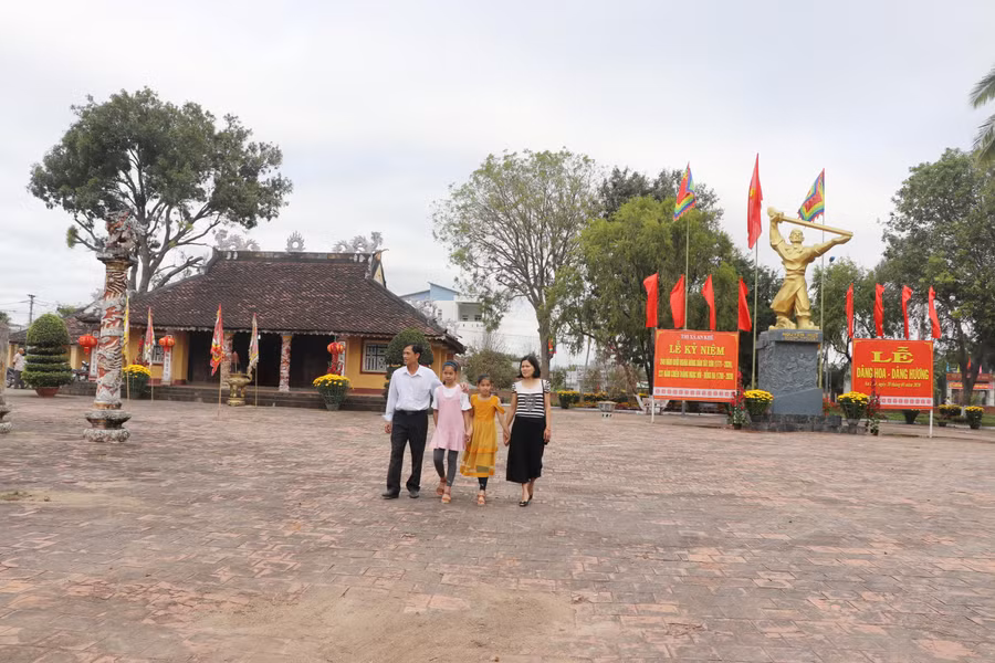 Người dân tham quan quần thể di tích lịch sử-văn hóa Tây Sơn Thượng đạo. Ảnh: Nguyễn Quang 