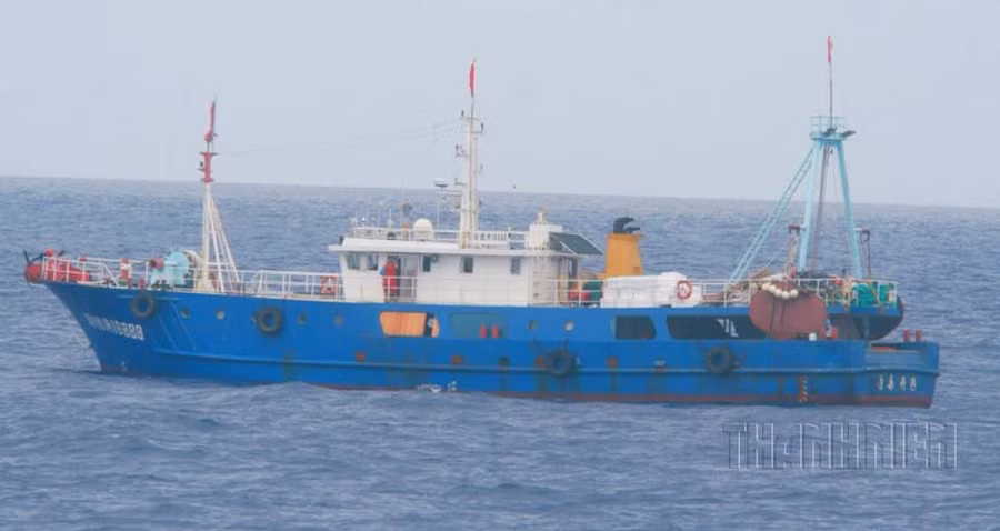 Người trên buồng lái tàu cá vỏ sắt Quỳnh Hải Ngư 16888 dùng ống nhòm quan sát khi tàu Việt Nam cơ động lại gần; Trường Sa, năm 2015. ẢNH: MAI THANH HẢI