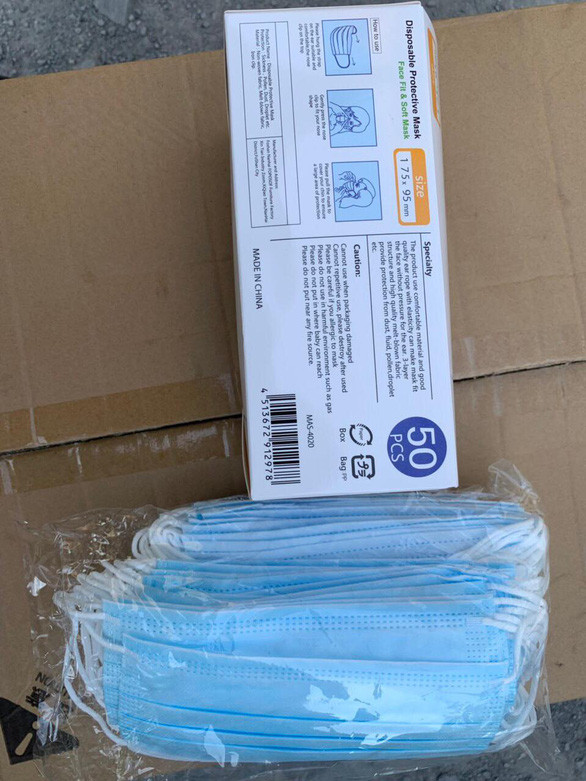  Lô hàng tạm giữ có cả sản phẩm khẩu trang y tế - Ảnh: NGUYỄN TRÍ